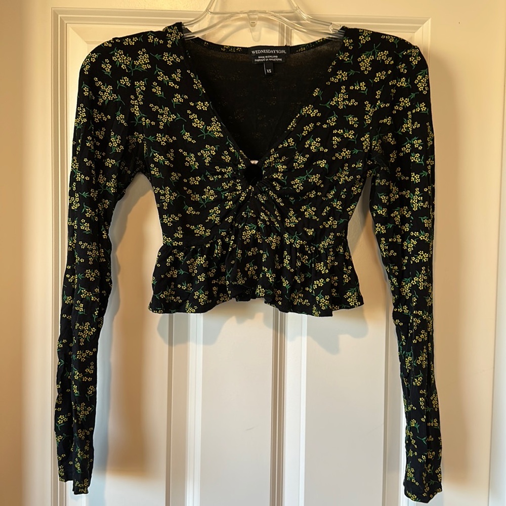 Wednesday’s Girl (London) Cropped Flower Top with Ruffled Bottom Size XS
